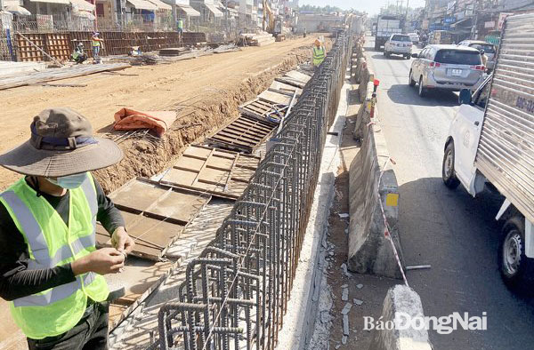 Công trình cầu vượt Dầu Giây: Thi công kéo dài, mất an toàn giao thông