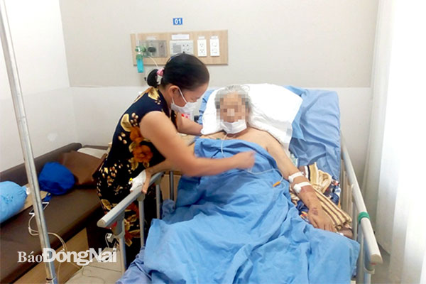Bà Nguyễn Thị Vân (51 tuổi, quê tỉnh Yên Bái) chăm sóc bệnh nhân tại Bệnh viện Đa khoa Đồng Nai với thu nhập cao và ổn định