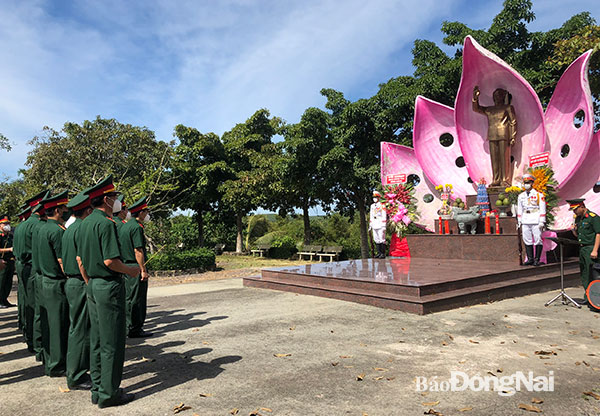 Đoàn dâng hương viếng Tượng đài Chủ tịch Hồ Chí Minh và Đền thờ các anh hùng liệt sỹ miền Đông và Đại tướng Võ Nguyên Giáp. Ảnh: Nguyệt Hà