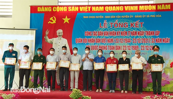 Khen thưởng các tập thể đạt thành tích trong đợt phát động phong trào thi đua công tác dân vận