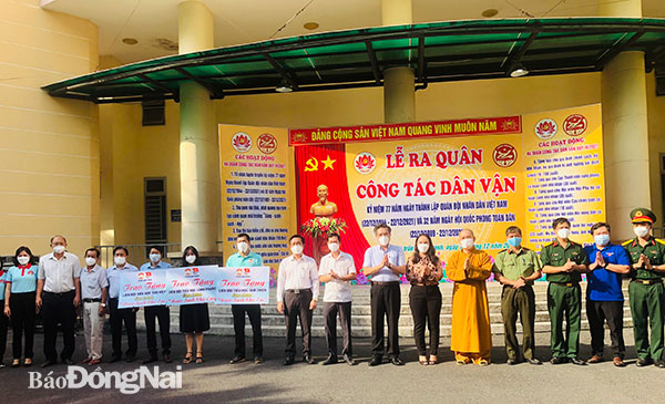 Lãnh đạo Huyện ủy Long Thành, Ban CHQS huyện và các cơ quan phối hợp trao tặng kinh phí thực hiện đợt dân vận