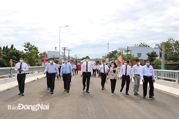 Các đồng chí lãnh đạo tỉnh tham quan cầu Thanh Sơn mới. Ảnh: Phạm Tùng