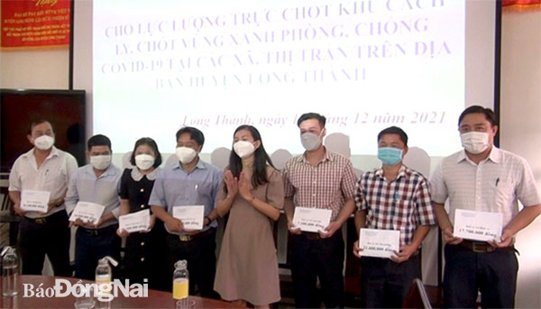 Đại diện Ủy ban MTTQ Việt Nam H.Long Thành và nhà tài trợ trao nguồn hỗ trợ cho các lực lượng