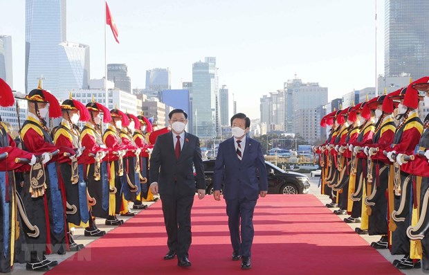 NA Chairman Vuong Dinh Hue is welcomed by Speaker of the RoK National Assembly Park Byeong-seug.