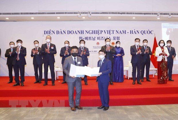 Exchange of investment licenses at Vietnam - RoK Business Forum.