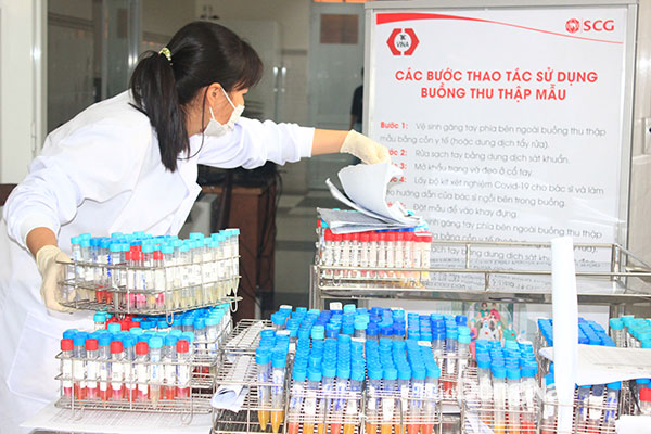 Xét nghiệm khẳng định SARS-CoV-2 bằng phương pháp RT-PCR tại Trung tâm Kiểm soát bệnh tật tỉnh. Ảnh: Hạnh Dung