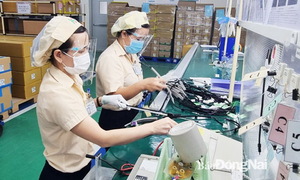 Công nhân Công ty TNHH Harada Industries Việt Nam (TP.Biên Hòa) ổn định công việc trong tình hình mới. Ảnh: Lan Mai