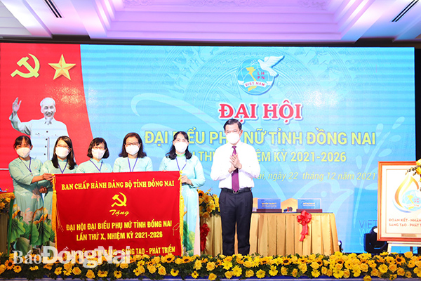 Đồng chí Nguyễn Hồng Lĩnh, Ủy viên Trung ương Đảng, Bí thư Tỉnh ủy tặng bức trướng của Ban chấp hành Đảng bộ tỉnh chúc mừng đại hội