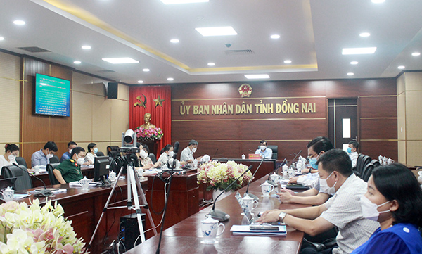 Các đại biểu tại điểm cầu Đồng Nai tham dự hội nghị trực tuyến