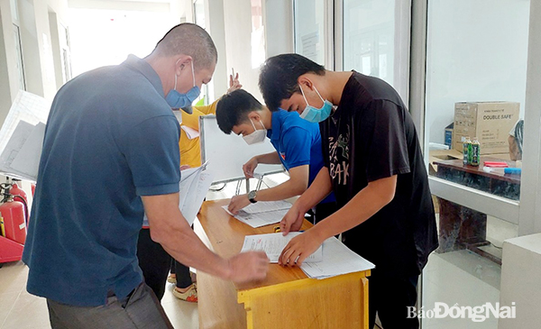 Người dân thuộc diện F0, F1 sau khi hoàn thành cách ly, điều trị nộp hồ sơ hưởng chế độ hỗ trợ tại UBND P.Tân Phong, TP.Biên Hòa