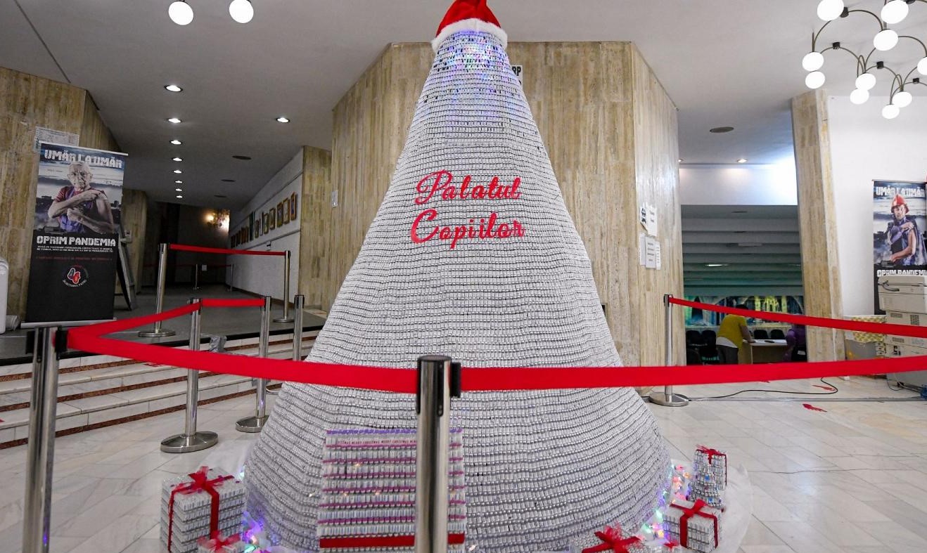 Cây thông Noel được làm từ lọ vaccine