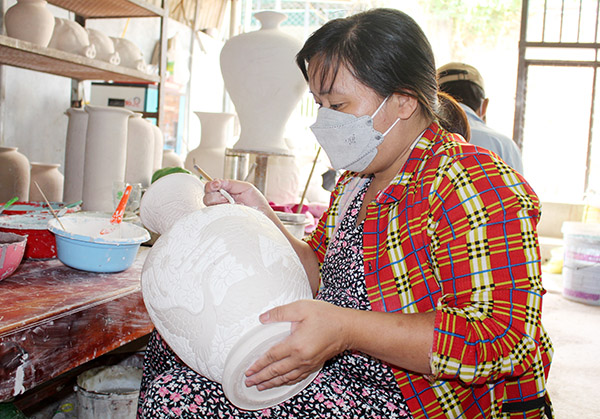 Chị Đào Thanh Trúc (ngụ P.Bửu Hòa, TP.Biên Hòa) lên màu men cho gốm truyền thống