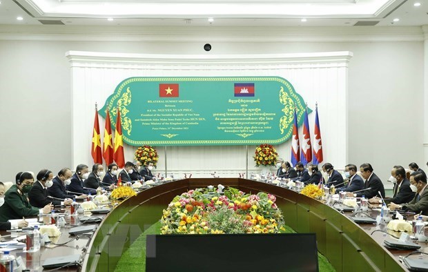 President Nguyen Xuan Phuc meets Cambodian PM Samdech Techo Hun Sen.