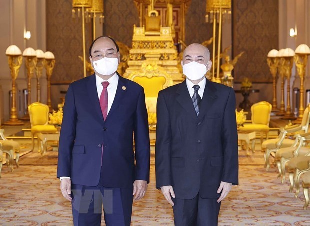 President Nguyen Xuan Phuc (L) and King Norodom Sihamoni.