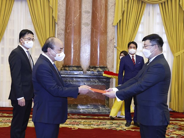 Mongolian Ambassador Jigjee Sereejav (R) presents his credentials to President Nguyen Xuan Phuc on December 23.