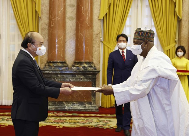 Nigerian Ambassador Hassan Adamu Mamaniu (R) presents his credentials to President Nguyen Xuan Phuc.