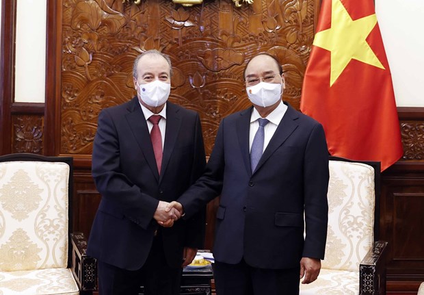 President Nguyen Xuan Phuc (R) receives Algerian Ambassador Abdelhamid Boubazine on December 23.