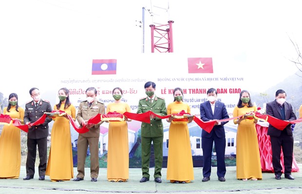 Officials of Vietnam and Laos cut the ribbon to inaugurate the police station in in Nonghet village of Nonghet district, Xiengkhouang province, on December 25.