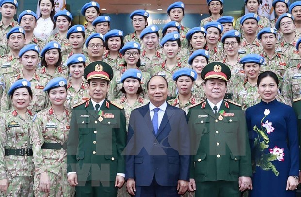 President Nguyen Xuan Phuc (third, right), Minister of National Defence General Phan Van Giang (third, left),  head of the Party Central Committee’s Commission for Information and Education Nguyen Trong Nghia (second, right) and Vietnamese peacekeepers who completed their tasks.