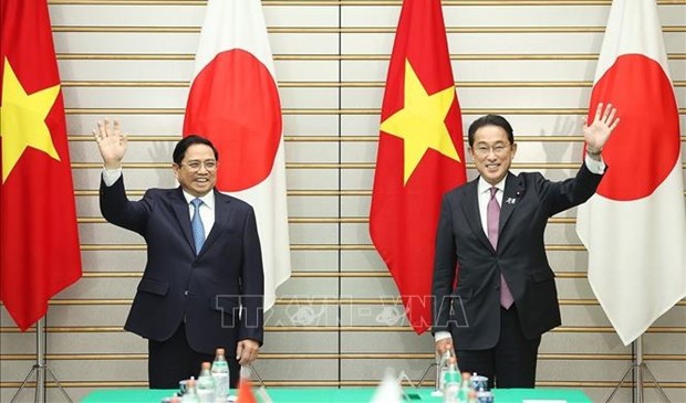 Prime Minister Pham Minh Chinh and his Japanese counterpart Kishida Fumio.