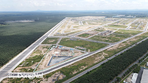 Khu tái định cư Lộc An - Bình Sơn, nơi bố trí tái định cư cho người dân vùng dự án Cảng hàng không quốc tế Long Thành đang đẩy nhanh tiến độ thi công để hoàn thành vào tháng 5-2022. Ảnh: Phạm Tùng