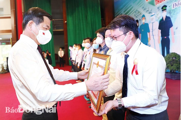 Ủy viên Trung ương Đảng, Bí thư Tỉnh ủy Nguyễn Hồng Lĩnh trao bằng khen cho các cá nhân có thành tích xuất sắc trong công tác phòng, chống dịch Covid-19