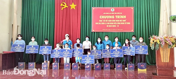 Ban Thường vụ Liên đoàn Lao động tỉnh cùng các đại biểu trao Sổ tiết kiệm Công đoàn Việt Nam cho các cháu là con đoàn viên bị mất do Covid-19. Ảnh: N.Hòa