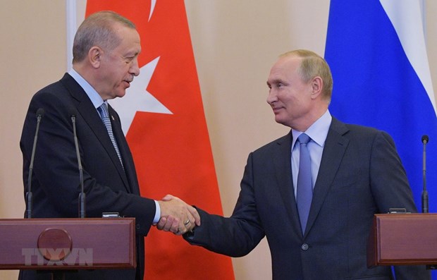 Tổng thống Nga Vladimir Putin (phải) và Tổng thống Thổ Nhĩ Kỳ Recep Tayyip Erdoga. (Ảnh: THX/TTXVN)