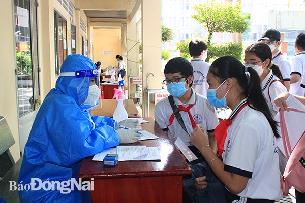 Đeo khẩu trang nơi đông người để phòng bệnh cho chính bản thân và những người xung quanh.