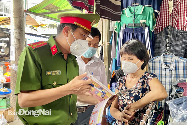 Công an TP.Biên Hòa tuyên truyền quy định an toàn phòng cháy, chữa cháy cho các tiểu thương chợ Tam Hòa (P.Tam Hòa). Ảnh: Đăng Tùng