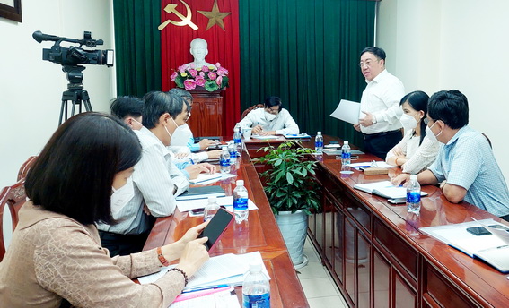 Giám đốc Sở Y tế Phan Huy Anh Vũ báo cáo tại cuộc họp