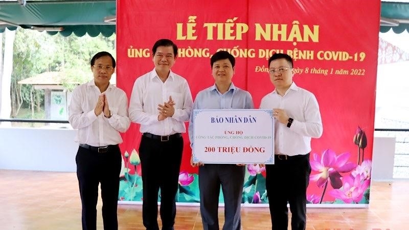 On behalf of Nhan Dan Newspaper, Editor-in-Chief of Nhan Dan Newspaper Le Quoc Minh presented the amount of 200 million VND , to support Dong Nai province in the fight against COVID-19.