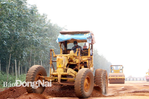 Dự án Đường cao tốc Phan Thiết - Dầu Giây vẫn thiếu hụt trầm trọng nguồn đất san lấp