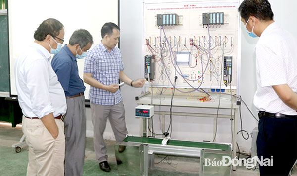 Các thành viên Hội đồng Khoa học và công nghệ cấp tỉnh tổ chức đánh giá, nghiệm thu kết quả thực hiện đề tài. Ảnh: Hải Yến