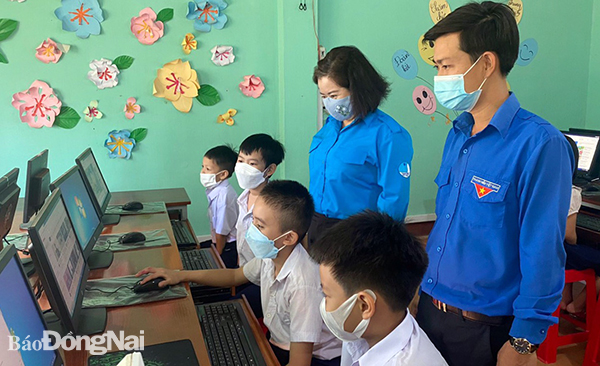  Các em học sinh Trường tiểu học Nguyễn Huệ thích thú thử khi có phòng máy vi tính mới (Ảnh: Hội LHTN tỉnh cung cấp)