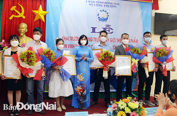  Phó chủ tịch UBND tỉnh Nguyễn Thị Hoàng trao chứng nhận sản phẩm công nghiệp nông thôn tiêu biểu cho các co sở