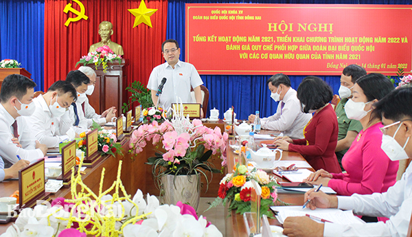 Đồng chí Quản Minh Cường, Phó bí thư Tỉnh ủy, Trưởng Đoàn đại biểu Quốc hội tỉnh phát biểu tại hội nghị