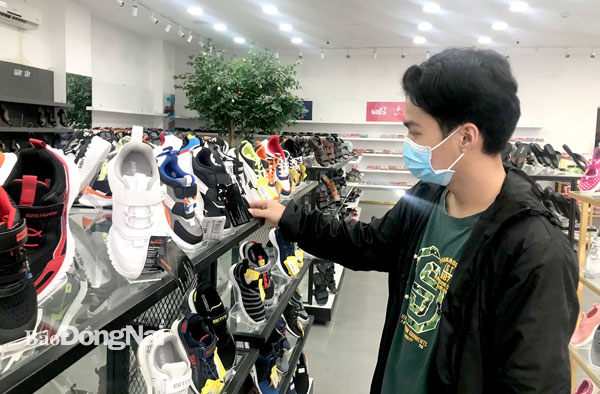 Em Nguyễn Trần Lê Anh, Trường THCS Tam Hòa (TP.Biên Hòa) chọn mua giày thể thao để đến trường. Ảnh: Lê An