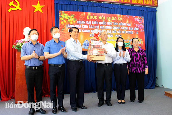 Đoàn đại biểu Quốc hội tỉnh trao tặng một phần quà cho Ủy ban MTTQ Việt Nam tỉnh