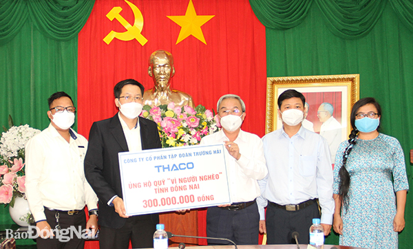 Truong Hai Auto donates Tet gifts for poor people