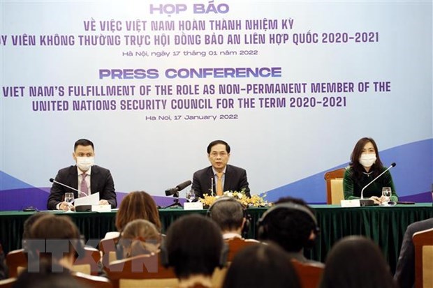 Minister of Foreign Affairs Bui Thanh Son (centre) at the press conference.