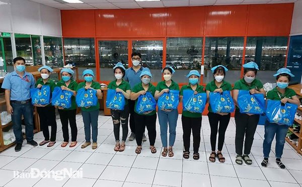Công đoàn cơ sở Công ty TNHH Hwaseung Vina (KCN Nhơn Trạch 1, huyện Nhơn Trạch) trao quà Tết cho công nhân khó khăn. Ảnh: N.Hòa