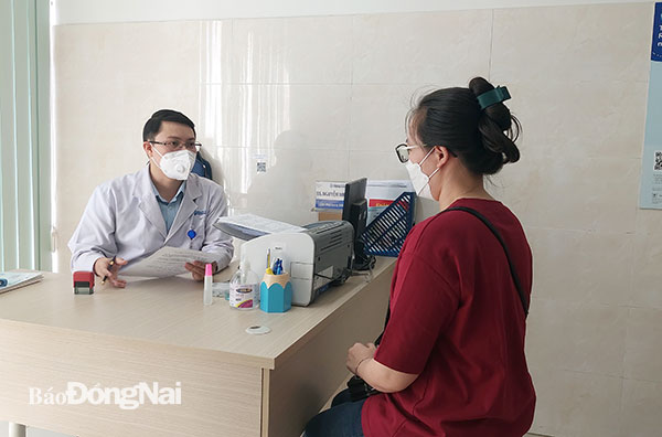 Bác sĩ khám sàng lọc trước khi tiêm vaccine phòng Covid-19 mũi 3 cho người dân trong tỉnh. Ảnh: Hạnh Dung