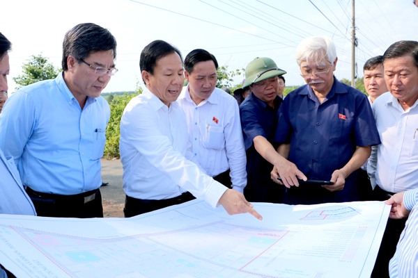 Ngày 15-5-2020, nhà sử học Dương Trung Quốc cùng các đại biểu thuộc Đoàn đại biểu Quốc hội tỉnh khóa XIV làm việc với lãnh đạo tỉnh và H.Long Thành về dự án Cảng hàng không quốc tế Long Thành