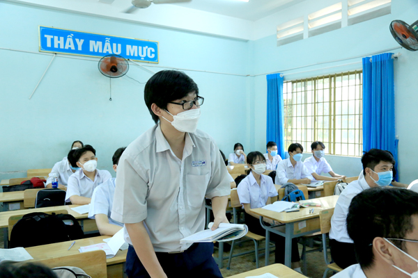 Học sinh Trường THPT Long Khánh trong ngày trở lại trường vào tháng 11-2021