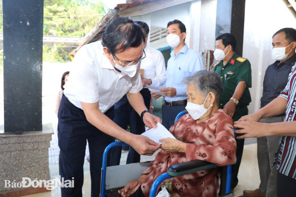  Đồng chí Nguyễn Văn Nên tặng quà cho mẹ VNAH Nguyễn Thị Ra