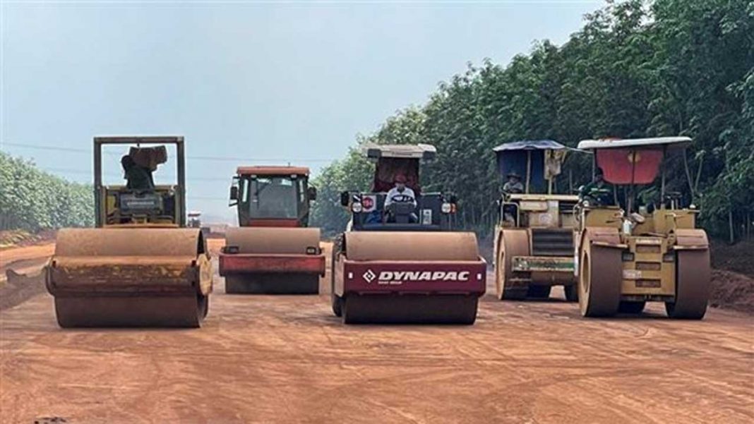 The Phan Thiet-Dau Giay expressway section is under construction - PHOTO: VNA