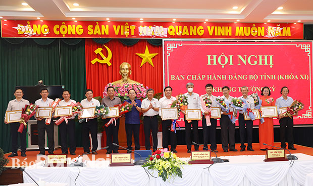 Phó bí thư thường trực Tỉnh ủy Hồ Thanh Sơn và Phó bí thư Tỉnh ủy Quản Minh Cường tặng bẳng khen cho 13 Đảng bộ xếp loại hoàn thành tốt nhiệm vụ. Ảnh: Huy Anh