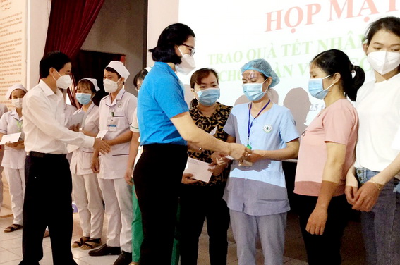 Công đoàn ngành Y tế trao tặng quà tại Bệnh viện Nhi đồng Đồng Nai