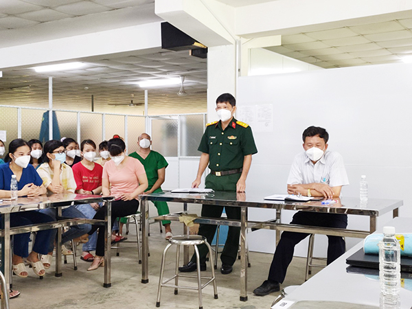 Trung tá Nguyễn Văn Phương, Trợ lý quân lực Phòng Tham mưu Bộ Chỉ huy quân sự tỉnh trong một buổi họp giao ban với các nhân viên y tế tại Bệnh viện Dã chiến số 3 trước mỗi ngày làm việc khi dịch bệnh vẫn đang diễn biến phức tạp